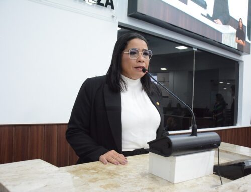 Apoiadora de Wagner toma posse na Câmara de Fortaleza com licença de bolsonarista