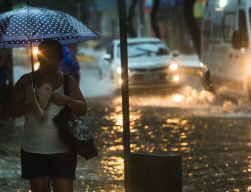 Chuva inunda ruas e causa transtornos em Fortaleza nesta segunda (13)