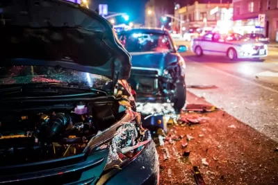 Acidente de trânsito urbano à noite