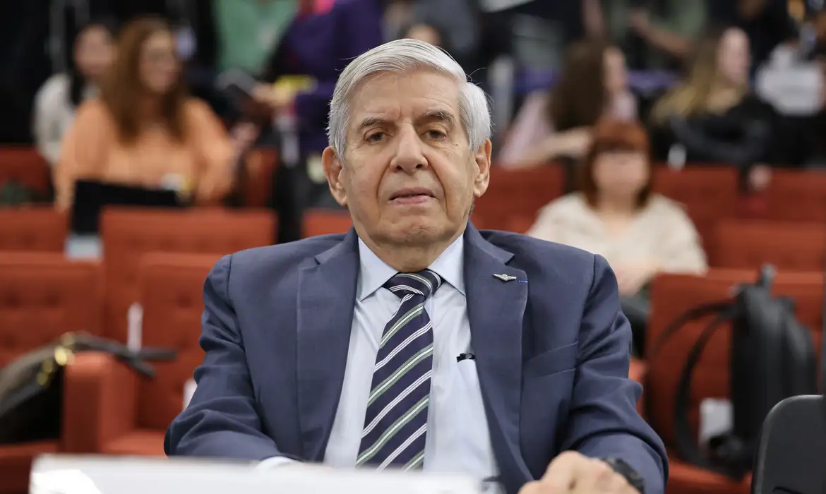 PGR se manifesta a favor de conceder domiciliar humanitária ao general heleno