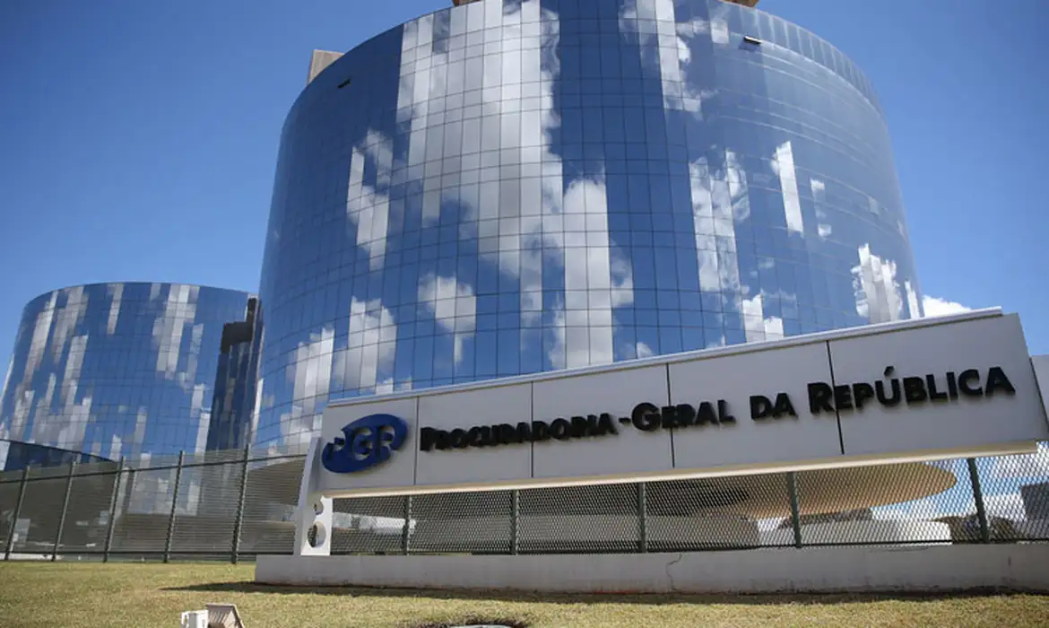 Moraes encaminha à PGR pedido de parecer sobre prisão domiciliar de Bolsonaro