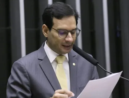 Deputados comemoram aprovação de proposta que reduz jornada de trabalho